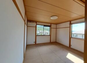 白色の塗り壁の和室